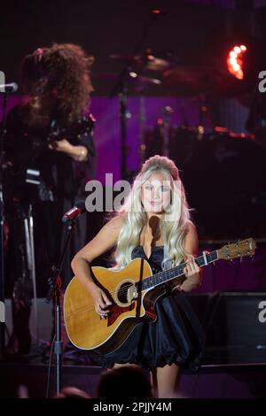 Austin Texas, USA, April 1 2023: Country-Sänger MEGAN MORONEY spielt bei den Country Music Television Awards vor dem Moody Center auf der RAM Truck Stage aufstrebende Acts. Kredit: Bob Daemmrich/Alamy Live News Stockfoto