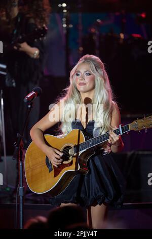 Austin Texas, USA, April 1 2023: Country-Sänger MEGAN MORONEY spielt bei den Country Music Television Awards vor dem Moody Center auf der RAM Truck Stage aufstrebende Acts. Kredit: Bob Daemmrich/Alamy Live News Stockfoto