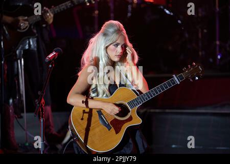 Austin Texas, USA, April 1 2023: Country-Sänger MEGAN MORONEY spielt bei den Country Music Television Awards vor dem Moody Center auf der RAM Truck Stage aufstrebende Acts. Kredit: Bob Daemmrich/Alamy Live News Stockfoto