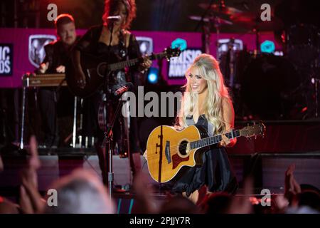 Austin Texas, USA, April 1 2023: Country-Sänger MEGAN MORONEY spielt bei den Country Music Television Awards vor dem Moody Center auf der RAM Truck Stage aufstrebende Acts. Kredit: Bob Daemmrich/Alamy Live News Stockfoto