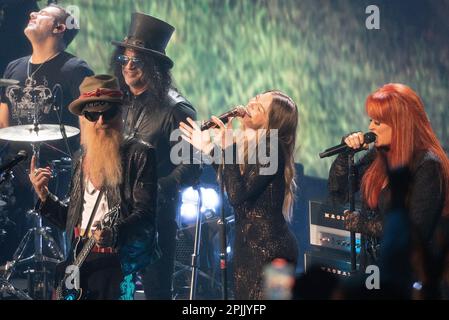 Austin, USA. 02. April 2023. Slash, Billy Gibbons, LeAnn Rimes und Wynonna Judd treten am 02. April 2023 bei den CMT Music Awards 2023 im Moody Center in Austin, Texas, auf. Foto: Amy Price/imageSPACE/Sipa USA Kredit: SIPA USA/Alamy Live News Stockfoto