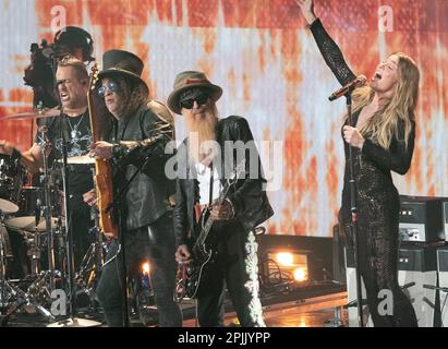 Austin, USA. 02. April 2023. Slash, Billy Gibbons und LeAnn Rimes treten am 02. April 2023 bei den CMT Music Awards 2023 im Moody Center in Austin, Texas, auf. Foto: Amy Price/imageSPACE/Sipa USA Kredit: SIPA USA/Alamy Live News Stockfoto