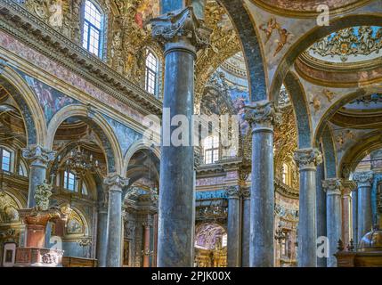 Palermo, Italien - 17. Oktober 2022: Das Schiff der St. Die Kirche Giuseppe dei Teatini Stockfoto