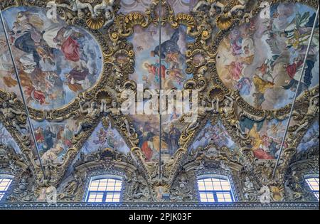 Palermo, Italien - 17. Oktober 2022: Die Decke des Schiffes des St. Die Kirche Giuseppe dei Teatini Stockfoto