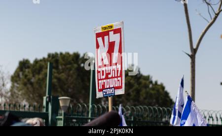 jerusalem-israel. 20-02-2023. Protestsignale gegen die Justizreform bei einer Demonstration in Jerusalem. In der Nähe des Knesset-Gebäudes. Noch Mal Stockfoto