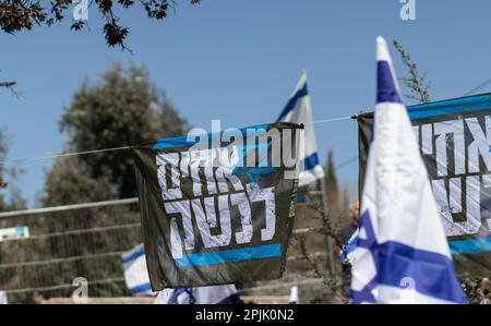 jerusalem-israel. 20-02-2023. Protestsignale gegen die Justizreform bei einer Demonstration in Jerusalem. In der Nähe des Knesset-Gebäudes. Noch Mal Stockfoto