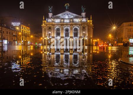 LEMBERG, UKRAINE - 3. NOVEMBER 2022: Opernhaus von Lemberg Stockfoto