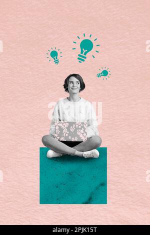 Foto Minimale Collage eines jungen Mädchens, das im Internet auf dem Laptop sitzt, Glühbirne kreative Idee Erfinden Sie etwas Neues, isoliert auf pinkfarbenem Hintergrund Stockfoto