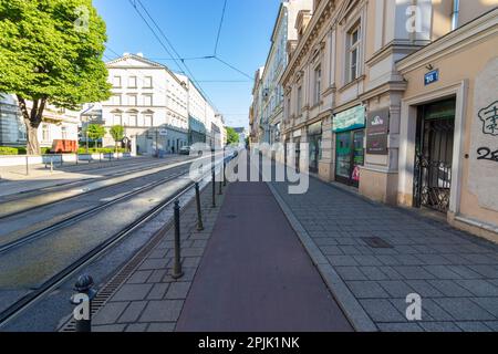 26-05-2022. krakau-polen. Starowislna Straße - führt von Kazimierz in die Altstadt - und die Stadtbahnschienen, die durch Krakau führen Stockfoto