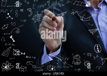 Schüler oder Lehrer mit mathematischen und wissenschaftlichen Formeln. Bildungskonzepte. Symbole und Gleichungen auf einer virtuellen Schnittstelle. Doppelte Belichtung Stockfoto