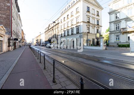 26-05-2022. krakau-polen. Starowislna Straße - führt von Kazimierz in die Altstadt - und die Stadtbahnschienen, die durch Krakau führen Stockfoto