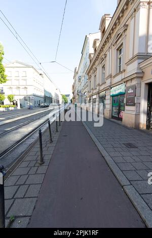 26-05-2022. krakau-polen. Starowislna Straße - führt von Kazimierz in die Altstadt - und die Stadtbahnschienen, die durch Krakau führen Stockfoto