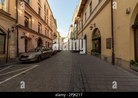 26-05-2022. krakau-polen. Eine gepflasterte Gasse in der Altstadt von Krakau. Stockfoto