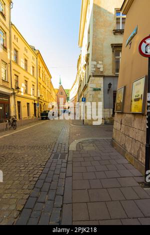 26-05-2022. krakau-polen. Eine gepflasterte Gasse in der Altstadt von Krakau. Stockfoto