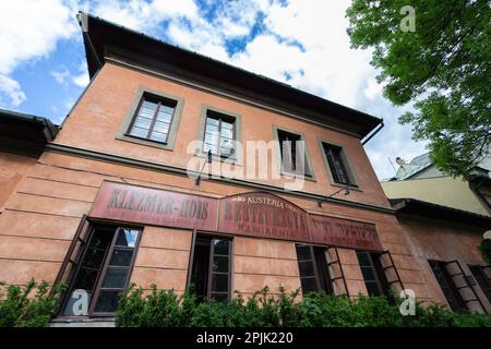 26-05-2022. krakau-polen. Ein Restaurant im jüdischen Viertel von Krakau - Kazimierz, vor einem bewölkten Himmel Stockfoto