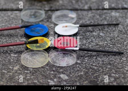 26-05-2022. krakau-polen. Körperfarben - in den Farben der Flaggen der Ukraine und Polens bei einer Demonstration für das ukrainische Volk auf dem Hauptplatz Stockfoto