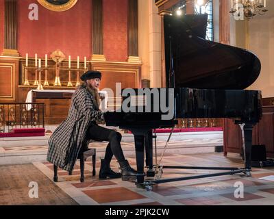 Jacqueline Kroft spielt ihre Klaviervorbereitungen beim Konzert in St. Paul's Church Covent Garden zum Mittagessen. Stockfoto