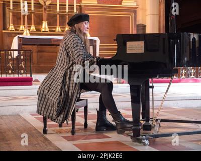 Jacqueline Kroft spielt ihre Klaviervorbereitungen beim Konzert in St. Paul's Church Covent Garden zum Mittagessen. Stockfoto