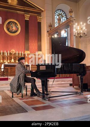 Jacqueline Kroft spielt ihre Klaviervorbereitungen beim Konzert in St. Paul's Church Covent Garden zum Mittagessen. Stockfoto