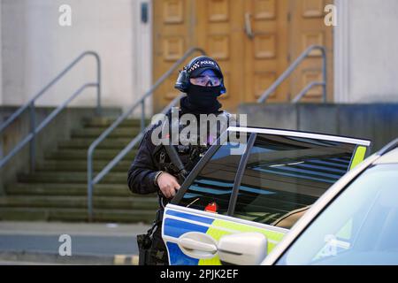 Bewaffnete Polizei steht Wache, während ein Gefängniswagen am Manchester Crown Court ankommt, wo Thomas Cashman, 34, von Grenadier Drive, Liverpool, verurteilt wird, Für die Ermordung der neunjährigen Olivia Pratt-Korbel, die am 22. August letzten Jahres in ihrem Haus in Dovecot erschossen wurde, den versuchten Mord an Joseph Nee, die absichtliche Verwundung von Olivias Mutter Cheryl Korbel und zwei Fälle des Besitzes einer Schusswaffe in der Absicht, Leben zu gefährden. Foto: Montag, 3. April 2023. Stockfoto