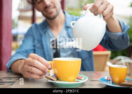 Ein Mann, der chinesischen Tee trinkt Stockfoto