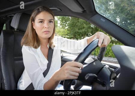 Frau im Auto Stockfoto
