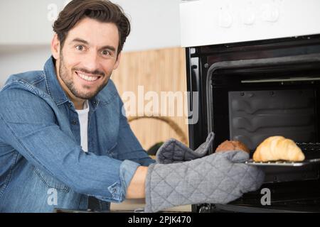 Ein Mann backt Croissants Stockfoto