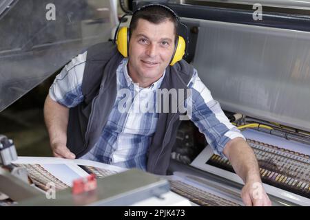 Portrait der männlichen Ingenieur arbeiten im Werk Stockfoto