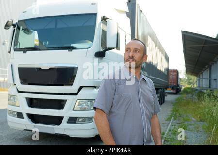 Stolzer Fahrer vor Lkw und Anhängern Stockfoto