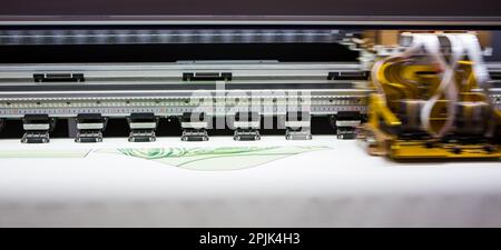 Großformat-Sublimationsdrucker für Textilien. Druckindustrie. Stockfoto