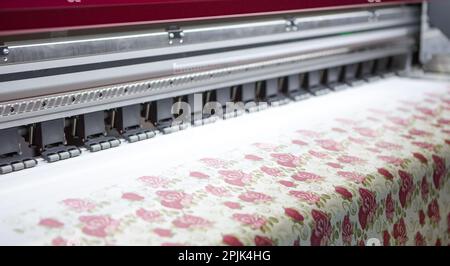 Großformat-Sublimationsdrucker für Textilien. Druckindustrie. Stockfoto