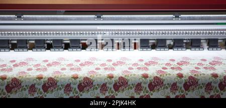 Großformat-Sublimationsdrucker für Textilien. Druckindustrie. Stockfoto