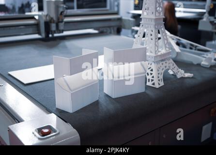 Digitale Stanzmaschine zum Schneiden von Nutplatten. Industrielle Fertigung. Stockfoto