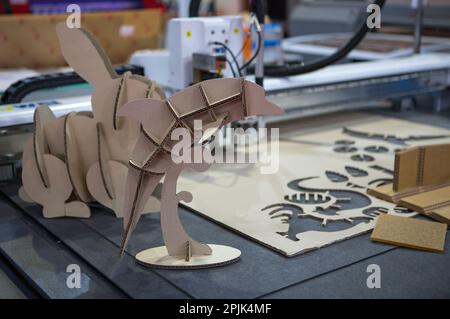 Digitale Stanzmaschine zum Schneiden von Wellpappenprodukten. Industrielle Fertigung. Stockfoto