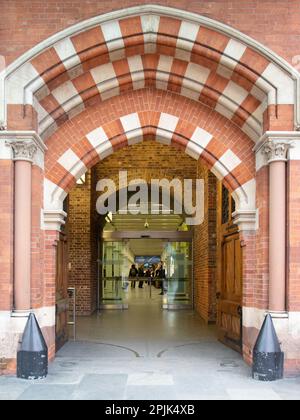 Einer der kunstvoll verzierten Steinmauereingänge zum internationalen Bahnhof St. Pancras und dem Eurostar-Terminal. Stockfoto