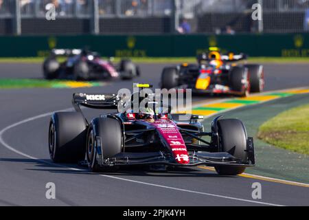 Melbourne, Australien. 02. April 2023. Zhou Guanyu aus China fährt den (24) Alfa Romeo F1 C43 Ferrari während des F1 Grand Prix von Australien auf der Albert Park Grand Prix-Strecke. (Foto: George Hitchens/SOPA Images/Sipa USA) Guthaben: SIPA USA/Alamy Live News Stockfoto