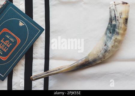 07-07-2022. jerusalem-israel. Ein Gebetsbuch für den jüdischen Rosch-Hashana-Urlaub - auf einem Hintergrund aus Talllit, neben einem Schofar. Stockfoto