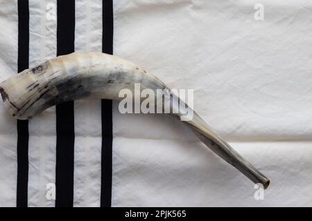 07-07-2022. jerusalem-israel. Ein Schofar aus einem Lammhorn, das auf einem Talllit platziert wurde - der jüdische Feiertag von Rosh Hashanah Stockfoto