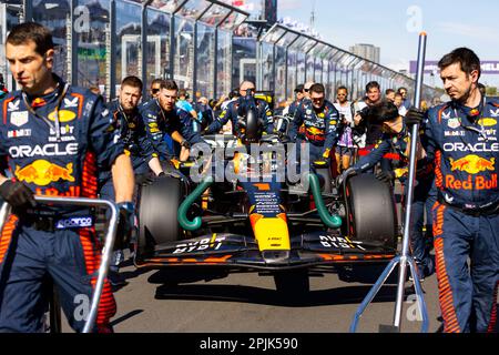 Melbourne, Australien. 02. April 2023. Die Mechaniker von Oracle Red Bull Racing bringen das Auto von Max Verstappens vor dem Grand Prix in Australien auf dem Albert Park Circuit in Melbourne am 2. April 2023 auf den Markt. Kredit: SOPA Images Limited/Alamy Live News Stockfoto