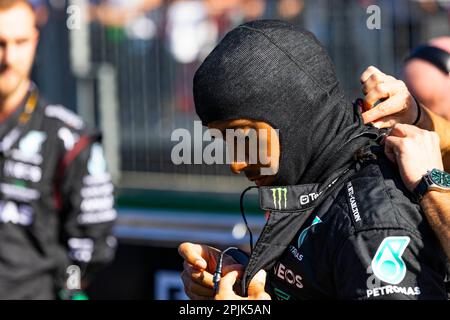 Melbourne, Australien. 02. April 2023. Lewis Hamilton aus Großbritannien und das Mercedes-AMG PETRONAS Formula One Team bereiten sich darauf vor, am 2. April 2023 auf dem Albert Park Circuit in Melbourne vor dem Grand Prix der Formel 1 in Australien in sein Auto zu steigen. (Foto: George Hitchens/SOPA Images/Sipa USA) Guthaben: SIPA USA/Alamy Live News Stockfoto