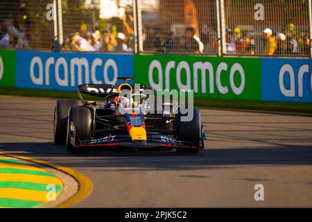 Melbourne, Australien. 02. April 2023. Max Verstappen aus den Niederlanden fährt die (1) Oracle Red Bull Racing RB19 während des Grand Prix F1 von Australien auf der Albert Park Grand Prix-Strecke am 02. April 2023 in Melbourne, Australien. Kredit: SOPA Images Limited/Alamy Live News Stockfoto