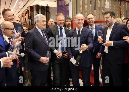 Vinitaly 2023 die 55. Ausgabe von Vinitaly wurde offiziell in Veronafiere eröffnet. An der Einweihungszeremonie der Internationalen Wein- und Spirituosenausstellung, die am 5. April endet, nahmen der Kammersprecher Lorenzo Fontana, die Minister für Landwirtschaft und Kultur, Francesco Lollobrigida und Gennaro Sangiuliano, Matteo Salvini, Minister für Infrastruktur und stellvertretender Premierminister, Außenminister Antonio Tajani sowie der Präsident der Region Venetien Luca Zaia, der Bürgermeister von Verona Damiano Tommasi und der Präsident von Veronafiere Federico Bricolo. Stockfoto