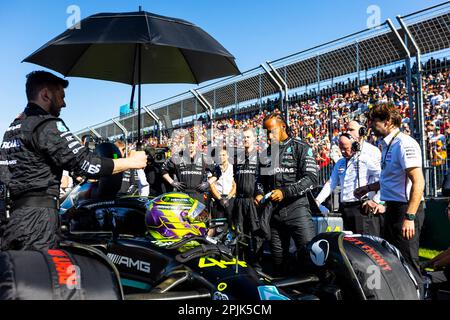 Melbourne, Australien. 02. April 2023. Lewis Hamilton aus Großbritannien und das Mercedes-AMG PETRONAS Formula One Team bereiten sich darauf vor, am 2. April 2023 auf dem Albert Park Circuit in Melbourne vor dem Grand Prix der Formel 1 in Australien in sein Auto zu steigen. (Foto: George Hitchens/SOPA Images/Sipa USA) Guthaben: SIPA USA/Alamy Live News Stockfoto
