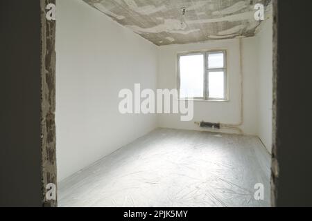 Inneneinrichtung eines neuen Apartments ohne Abrundung in Grautönen. Konzept der Reparatur- und Veredelungsarbeiten. Stockfoto