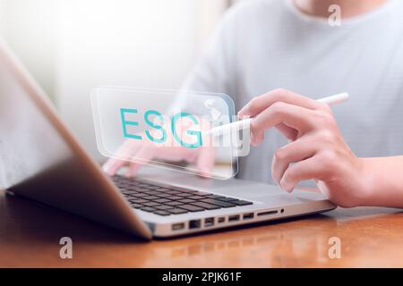 Teenager, der mit dem Laptop das ESG Environmental Social Governance Business Strategy Investment Concept erlernt. Stockfoto