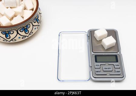 Ein Zuckerwürfel liegt in kleinem Maßstab. Stockfoto