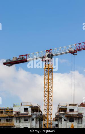 22-07-2022. Ahismach-israel. Ein Kran in der Mitte, um Baumaterialien in ein Gebäude zu transportieren, das sich im Bau befindet. Der neue Ahismach Stockfoto