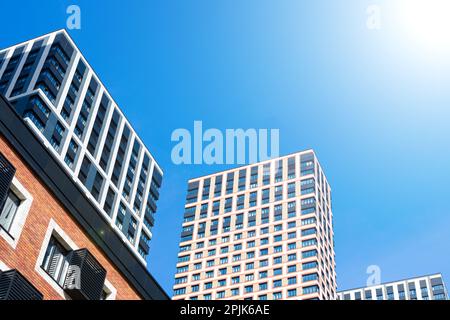 Moskau, Russland - 20. März 2023: Modernes Apartmentgebäude Stockfoto