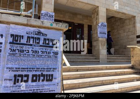 22-08-2022. jerusalem-israel. Traueranzeigen am Eingang zum Purat Yosef Yeshiva im Stadtteil Geula in Jerusalem, die den passi ankündigen Stockfoto