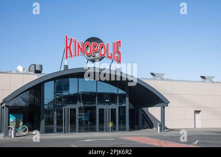 Koblenz, Deutschland - 20. Februar 2023: Eingang und Fassade des Kinopolis-Kinos. Kinopolis ist eine Kinokette in mehr als zehn Städten in Ge Stockfoto